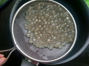 将西米捞出过凉水。