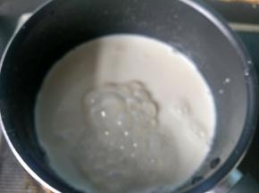 将牛奶倒入锅中，烧开。