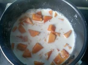 倒入木瓜，烧开。