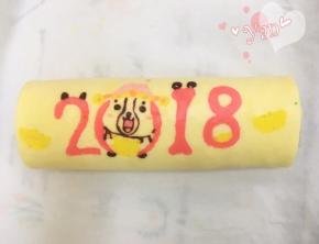 用擀面杖卷住油纸，顺势往上推。卷起来，两边跟拧糖一样拧起来。放入冰箱冷藏半小时后再切块食用。