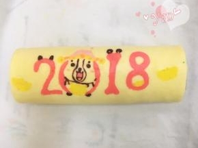 用擀面杖卷住油纸，顺势往上推。卷起来，两边跟拧糖一样拧起来。放入冰箱冷藏半小时后再切块食用。