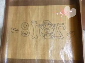 28*28烤盘淋湿，铺上图案纸，在图案纸上铺油布；