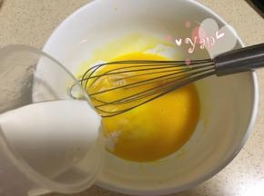 再加入牛奶搅匀；