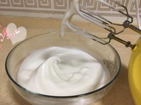 蛋清+糖打发至提起打蛋头有长弯钩即可；