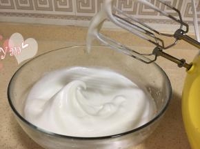 蛋清+糖打发至提起打蛋头有长弯钩即可；