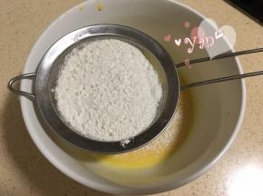 筛入低粉搅匀备用；