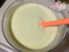 翻拌均匀后倒入蛋白盆里，再翻拌均匀；