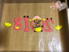 用调色的面糊挤出图案，裱花袋口要剪的很小。放入预热好的烤箱，165度烤2分钟；