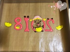 用调色的面糊挤出图案，裱花袋口要剪的很小。放入预热好的烤箱，165度烤2分钟；