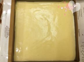 把蛋糕面糊倒入烤盘中，用刮刀抹平；