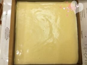 把蛋糕面糊倒入烤盘中，用刮刀抹平；