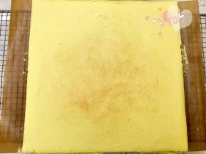 出炉立即提着油布移到晾网上。晾凉翻面，揭去油布；