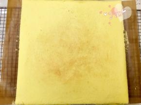 出炉立即提着油布移到晾网上。晾凉翻面，揭去油布；