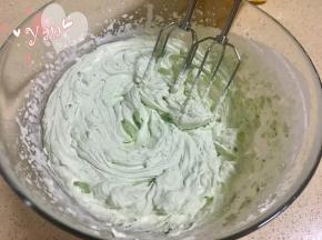 淡奶油+糖+抹茶粉打发至浓稠状态；