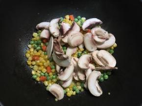 再放入口蘑一起翻炒片刻
