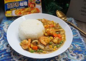 装上米饭，淋上虾仁咖喱汁超级美味哦。