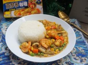 装上米饭，淋上虾仁咖喱汁超级美味哦。