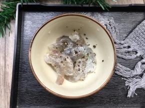 虾仁洗干净，加入黑胡椒粉腌制一会