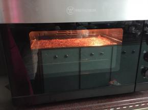 放入预热好的烤箱中层，200摄氏度上下火烤10分钟