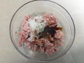 猪肉绞成肉泥后加入盐、蚝油、生抽、老抽、白砂糖、葱姜料酒