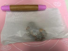 然后将猪肉放入大张的油纸中