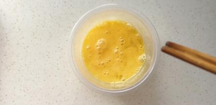 鸡蛋打散备用