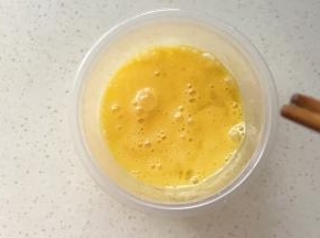 鸡蛋打散备用
