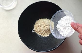 倒入高筋粉、低筋粉