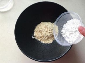 倒入高筋粉、低筋粉