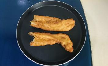 油条在锅里用小火烤一下，烤热为止，注意别烤焦