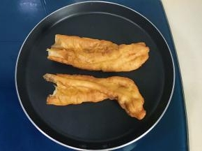 油条在锅里用小火烤一下，烤热为止，注意别烤焦