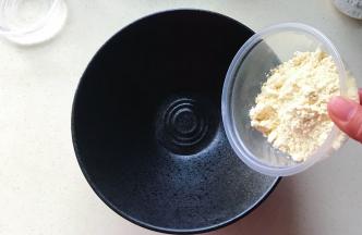 容器里倒入玉米面