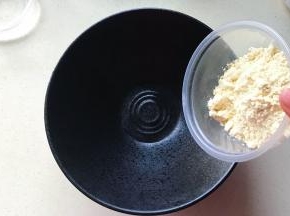 容器里倒入玉米面