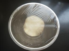 揉成光滑的面团，用保鲜膜密封，放置一小时。