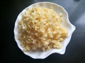 苹果去皮切丁。