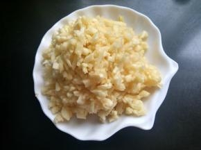 苹果去皮切丁。