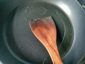 锅内放油烧热。