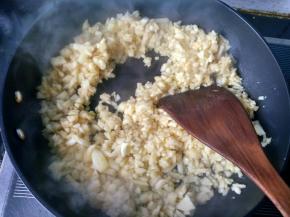 倒入苹果丁翻炒。