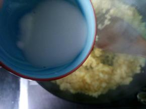 倒入事先准备的淀粉水。