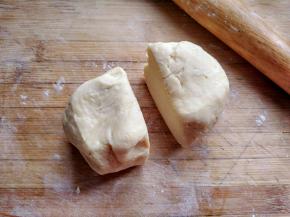 将面团分成两半，这时可以将烤箱200度预热10分钟。