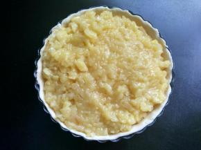 将炒好的苹果丁放入。