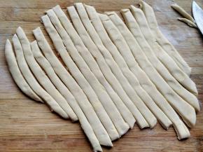 另一半面团幹成薄饼，切条。