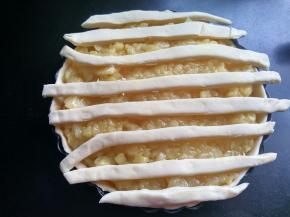 一条一条的放于披萨盘上。