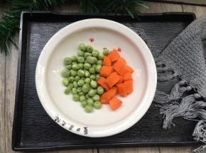 豌豆去壳取仁，胡萝卜去皮切块备用