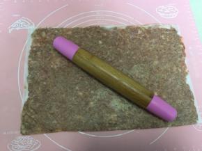 用擀面杖擀成薄片