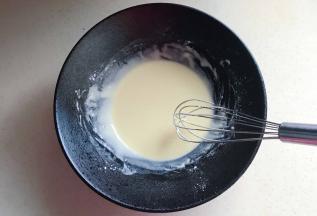 用手动打蛋器搅打均匀