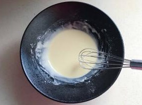 用手动打蛋器搅打均匀