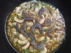 再倒入腌制好的虾仁一起翻炒