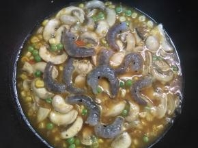 再倒入腌制好的虾仁一起翻炒