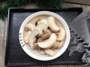 口蘑洗干净切块备用